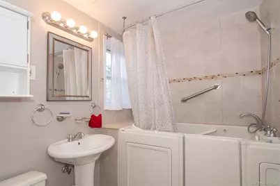 306 Hutchinson Boulevard, Fleetwood, NY 10552 - Photo 16