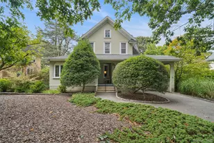 21 Connecticut Ave, Freeport, NY 11520 - Photo 2