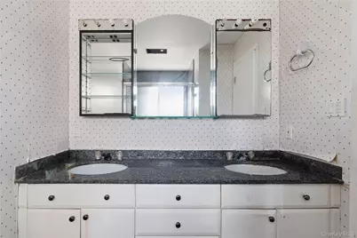 9 Beatrice Lane, Glen Cove, NY 11542 - Photo 20