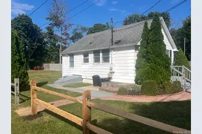 19 Carlson Lane, East Northport, NY 11731 - Photo 4