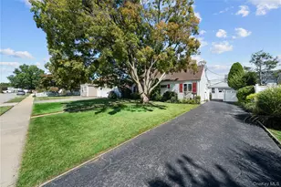 166 Swan Ln, Levittown, NY 11756 - Photo 2