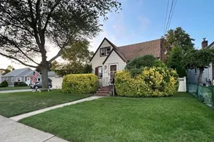 1134 Rosegold St, Franklin Square, NY 11010 - Photo 2