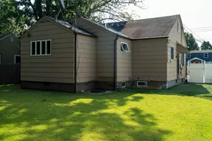 11 McGowan Ln, Central Islip, NY 11722 - Photo 4