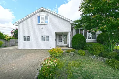 105 Roxton Road, Plainview, NY 11803 - Photo 2