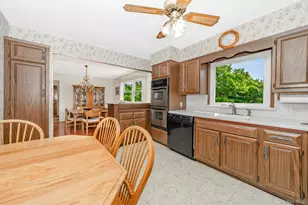 558 N Hawthorne St, Massapequa, NY 11758 - Photo 4