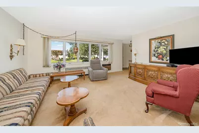 558 N Hawthorne Street, Massapequa, NY 11758 - Photo 2