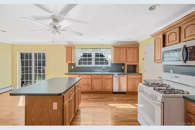 51 Gaetano Lane N, Coram, NY 11727 - Photo 10