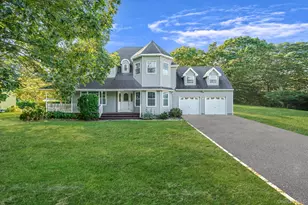 51 Gaetano Ln N, Coram, NY 11727 - Photo 2