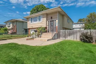 53 Maple St, Roslyn Heights, NY 11577 - Photo 2