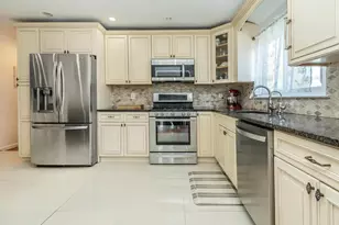 53 Maple St, Roslyn Heights, NY 11577 - Photo 6