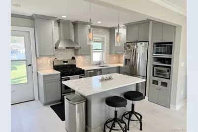 27 Central Avenue, North Babylon, NY 11703 - Photo 8