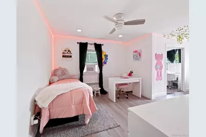 215 N Brookside Avenue, Freeport, NY 11520 - Photo 8