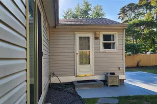 109 Merrill St, Brentwood, NY 11717 - Photo 4