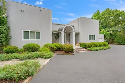 9 Peacock Path, East Quogue, NY 11942 - Photo 2