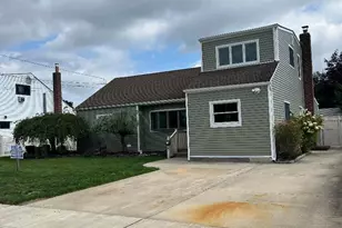 27 Taca Blvd, Deer Park, NY 11729 - Photo 2