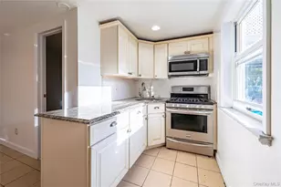 1027 Throggmorton Ave, Bronx, NY 10465 - Photo 16