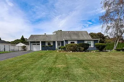 36 Torrey Pine Lane, Medford, NY 11763 - Photo 2