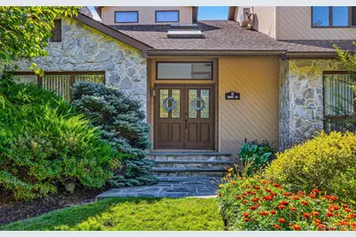 1 Ellen Court, Glen Cove, NY 11542 - Photo 2