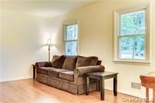 8 Appleblossom Ct, Airmont, NY 10952 - Photo 6