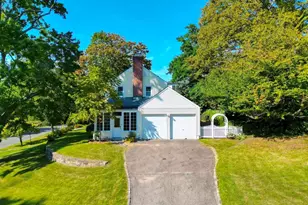 17 Pinewood Rd, Manhasset, NY 11030 - Photo 2