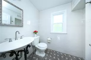 17 Pinewood Rd, Manhasset, NY 11030 - Photo 20