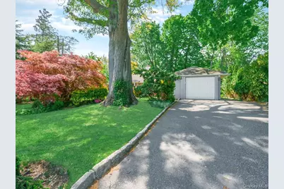 19 Ridge Drive E, Roslyn, NY 11576 - Photo 2