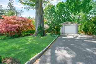 19 Ridge Dr E, Roslyn, NY 11576 - Photo 2