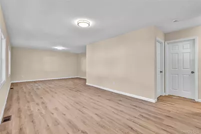 31 Fawn Lane W, South Setauket, NY 11720 - Photo 4