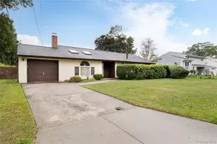 4 Comet Rd, Selden, NY 11784 - Photo 2