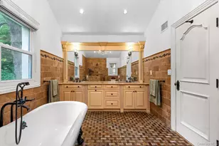 532 E Shore Rd, Great Neck, NY 11024 - Photo 16