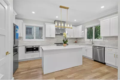 80 Clapham Avenue, Manhasset, NY 11030 - Photo 10