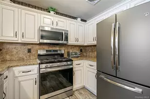 27 Evelyn Ct, Manorville, NY 11949 - Photo 10