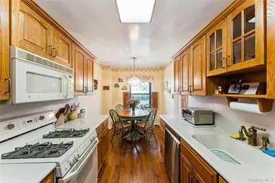 20 Canterbury Road #2F, Great Neck, NY 11021 - Photo 8