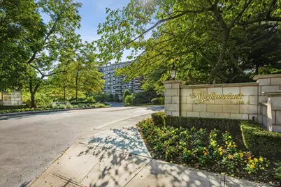 100 Hilton Avenue #907, Garden City, NY 11530 - Photo 2