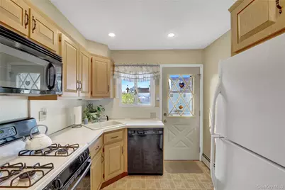 142 N Chestnut Street, Massapequa, NY 11758 - Photo 16