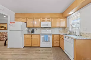 46 Trent Ct, Ridge, NY 11961 - Photo 6