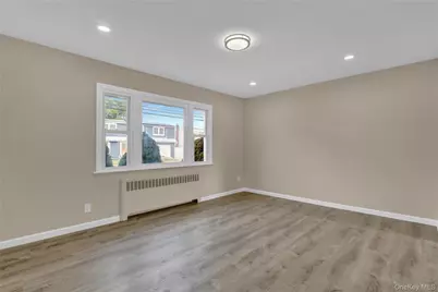 15 Cornwall Lane, Hicksville, NY 11801 - Photo 4