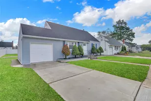 15 Cornwall Ln, Hicksville, NY 11801 - Photo 2