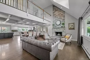 27 Brittany Ct, Northport, NY 11768 - Photo 2