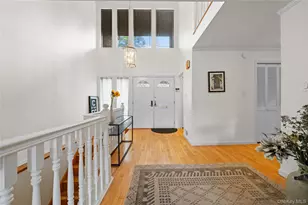 38 Windsor Gate Dr, North Hills, NY 11040 - Photo 2