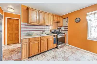 529 Clinton Avenue, Rockville Centre, NY 11570 - Photo 12