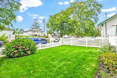 402 Clinton Avenue, Rockville Centre, NY 11570 - Photo 22