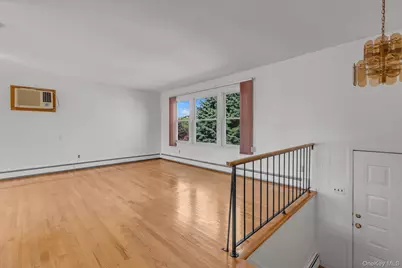 282 N Oak Street, Massapequa, NY 11758 - Photo 4