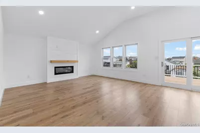 873 S 7th Street, Lindenhurst, NY 11757 - Photo 8