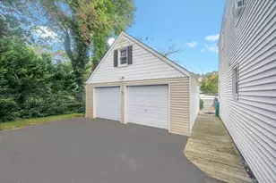 190 Connetquot Dr, Oakdale, NY 11769 - Photo 10