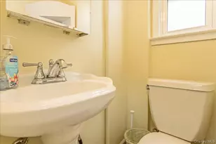 90 Jackson Rd, Valley Stream, NY 11581 - Photo 14