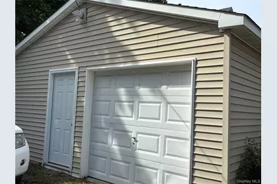 226 Sweezy Avenue, Riverhead, NY 11901 - Photo 36