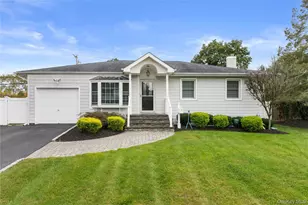 19 Blue Spruce Ln, Commack, NY 11725 - Photo 2