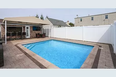 956 Hancock Avenue, Franklin Square, NY 11010 - Photo 42