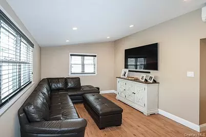 956 Hancock Avenue, Franklin Square, NY 11010 - Photo 18